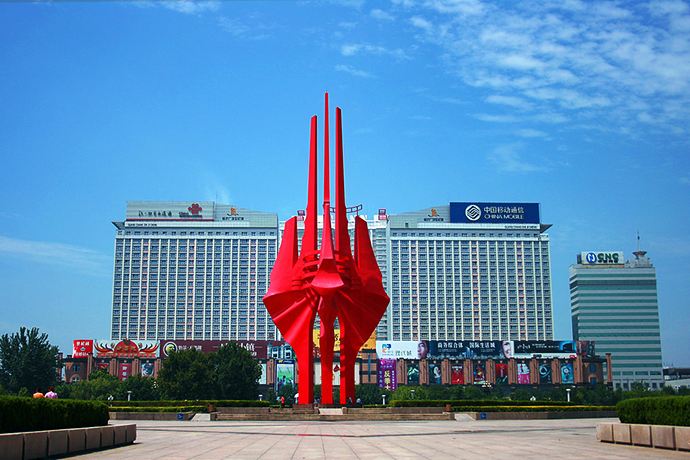 前面是五洲广场,后面往北商圈依次是临沂中心大厦,齐鲁园广场,红星